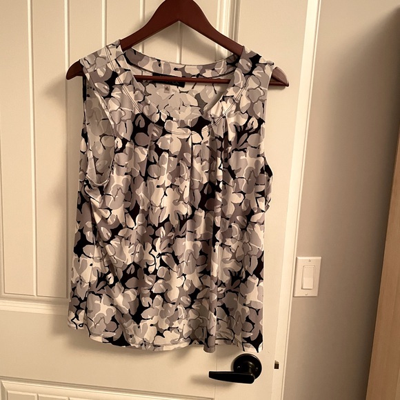 Black and white top - Picture 1 of 6